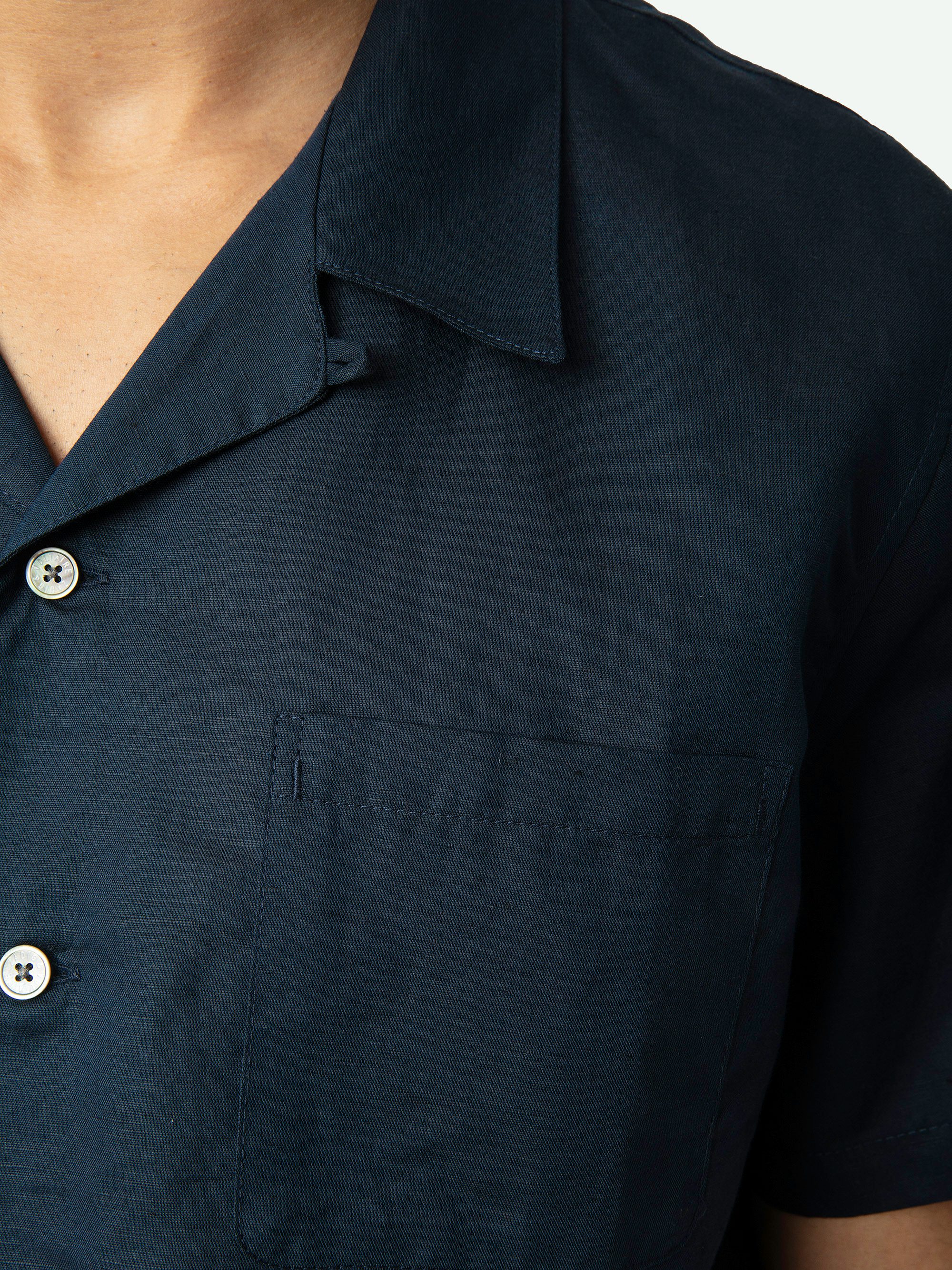 Hemd Slony - Lässiges Hemd aus Leinen/Baumwolle mit Flügelstickerei, kurzen Ärmeln und Knopfverschluss.